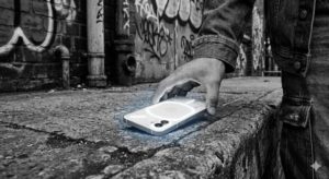 背面が光れば、言葉はいらない。Nothing Phone (2a)の「グリフ」は、求愛行動（シグナル）だ。